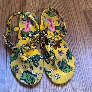 Betsy Johnson Diskko Tattoo Yellow Patterned Thong Sandals Gold Womens 7.5
